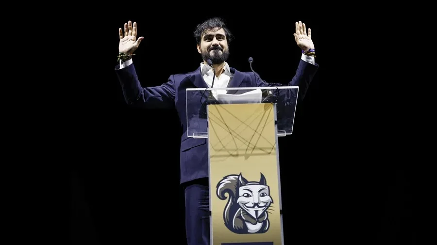 El eurodiputado Alvise Pérez denuncia un "vacío jurídico" en el anuncio de regularización de migrantes y exige una explicación clara al gobierno español.