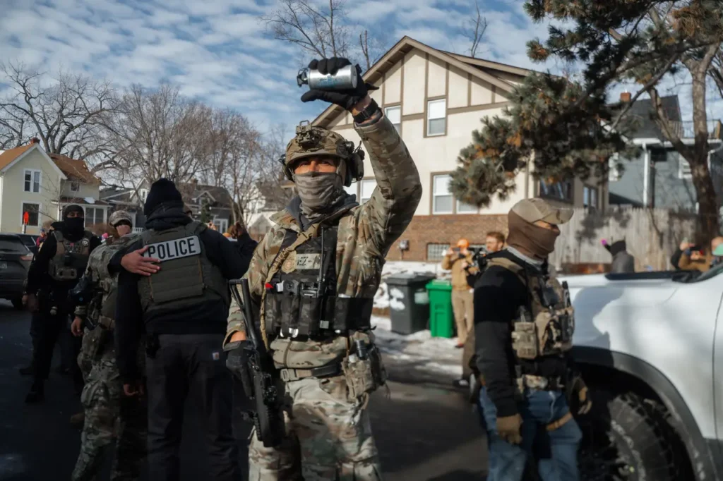ICE no solo parece y actúa como una fuerza paramilitar, lo es, y eso hace que sea más difícil de controlar